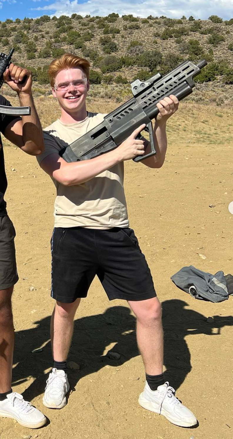 Person holder damprenser i hånden